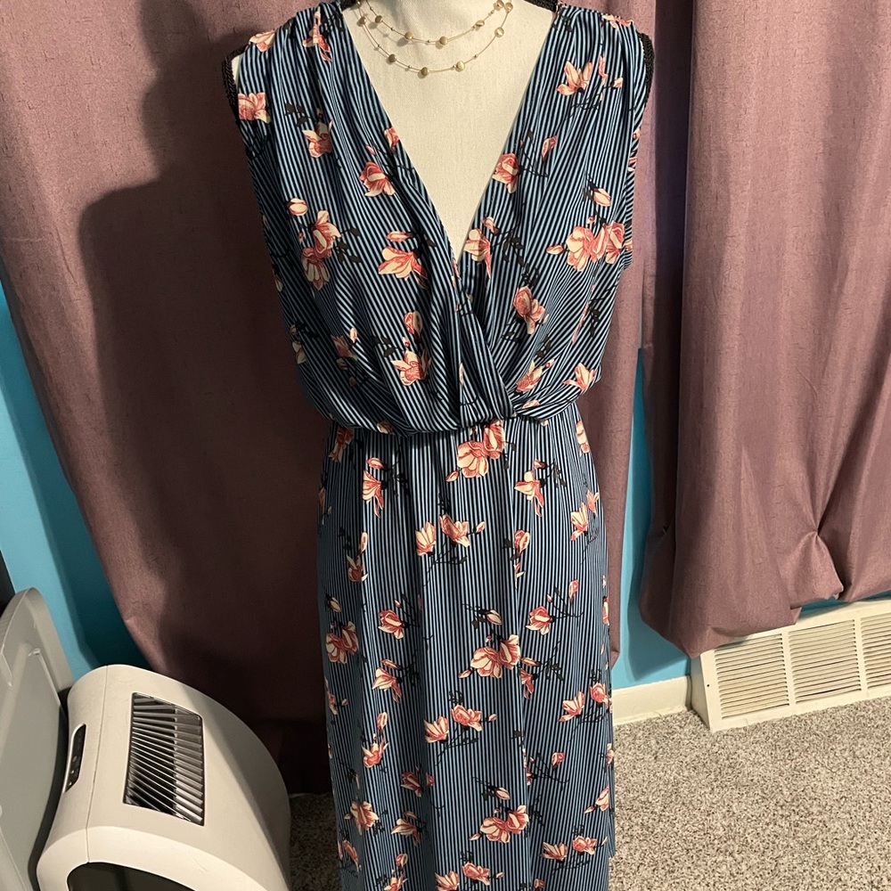 Worn once. Excellent condition. Long, light, sleeveless dress